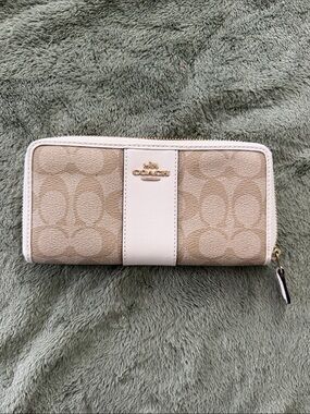 Coach Zip Around Signature Wallet in Beige and White